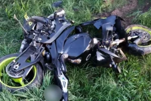 Motocykl roztrzaskał się o koparkę. Tragedia pod Wołominem