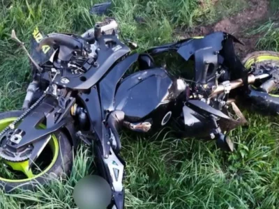 Motocykl roztrzaskał się o koparkę. Tragedia pod Wołominem